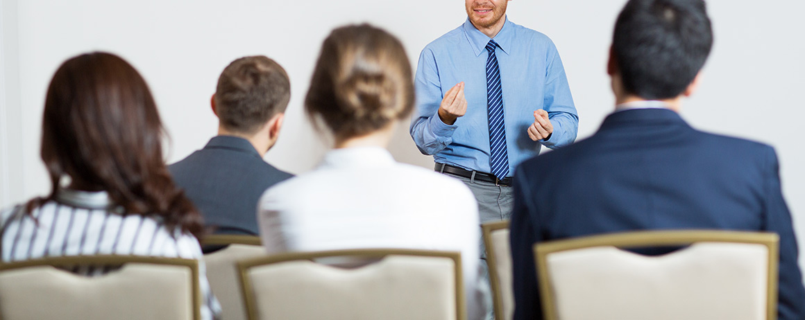 formateur devant des psychothérapeutes EMDR en formation de superviseur